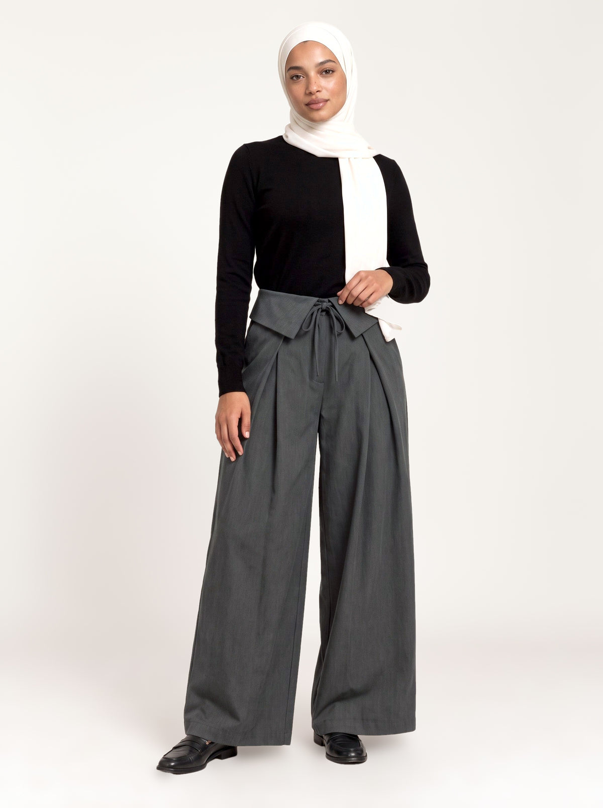 Pantalon papillon gris anthracite, porté