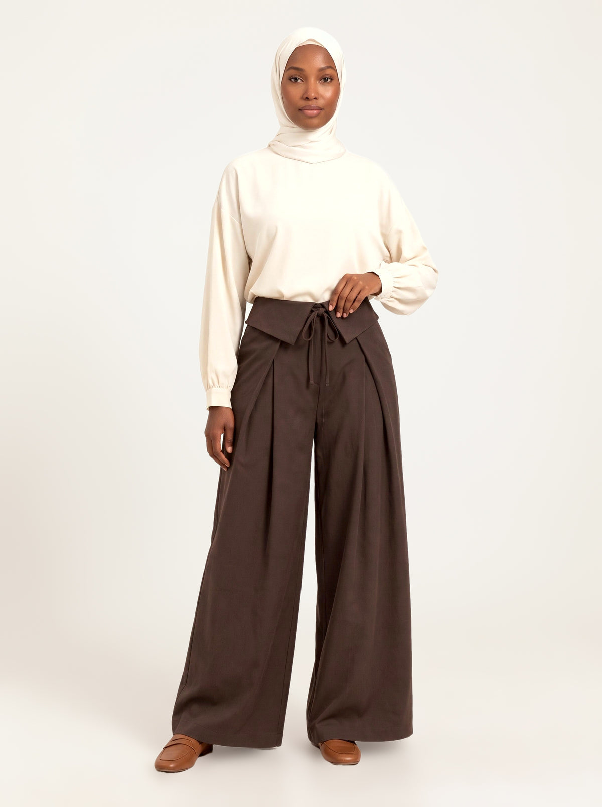Pantalon papillon marron, porté