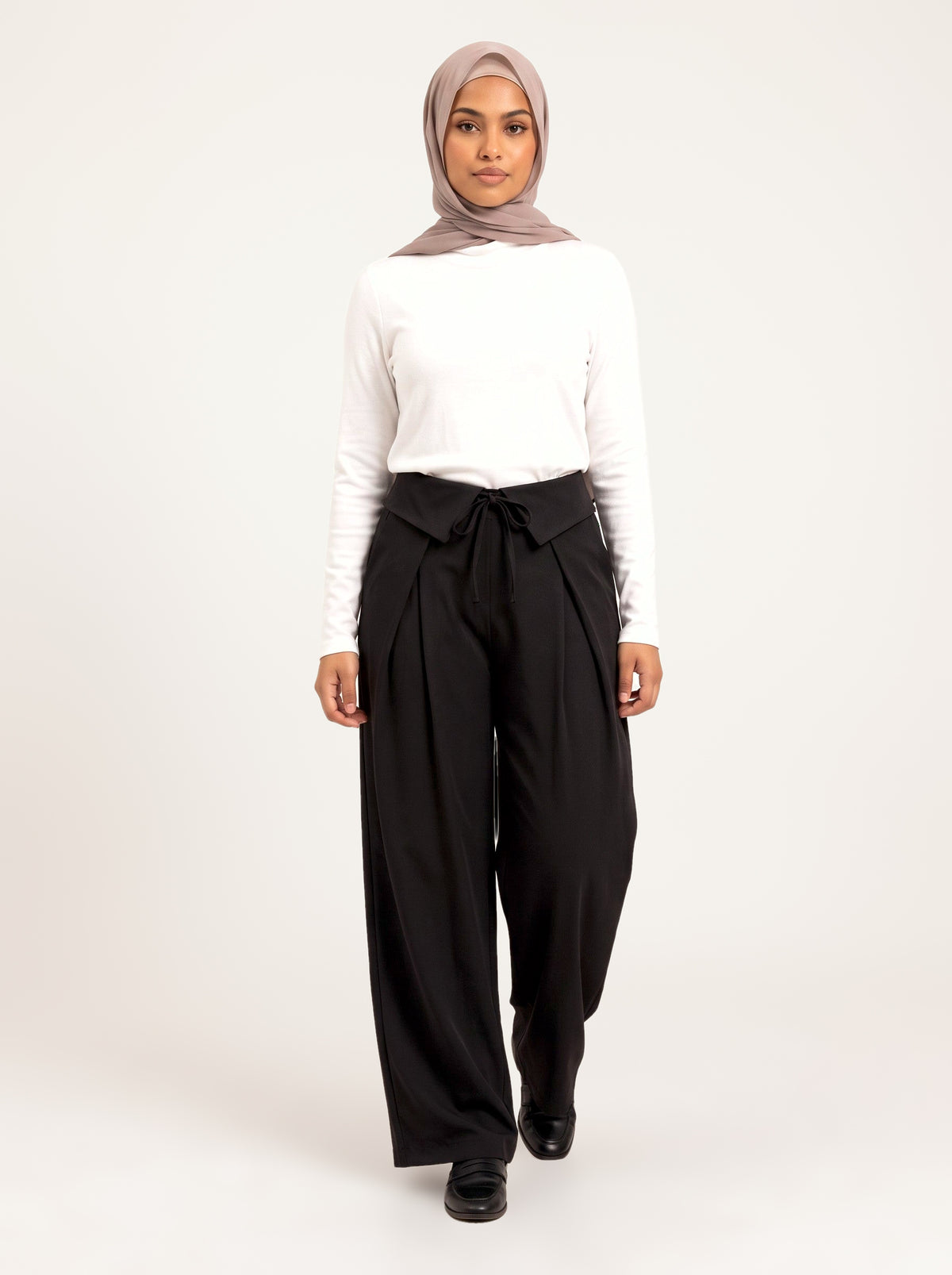 Pantalon papillon noir, porté