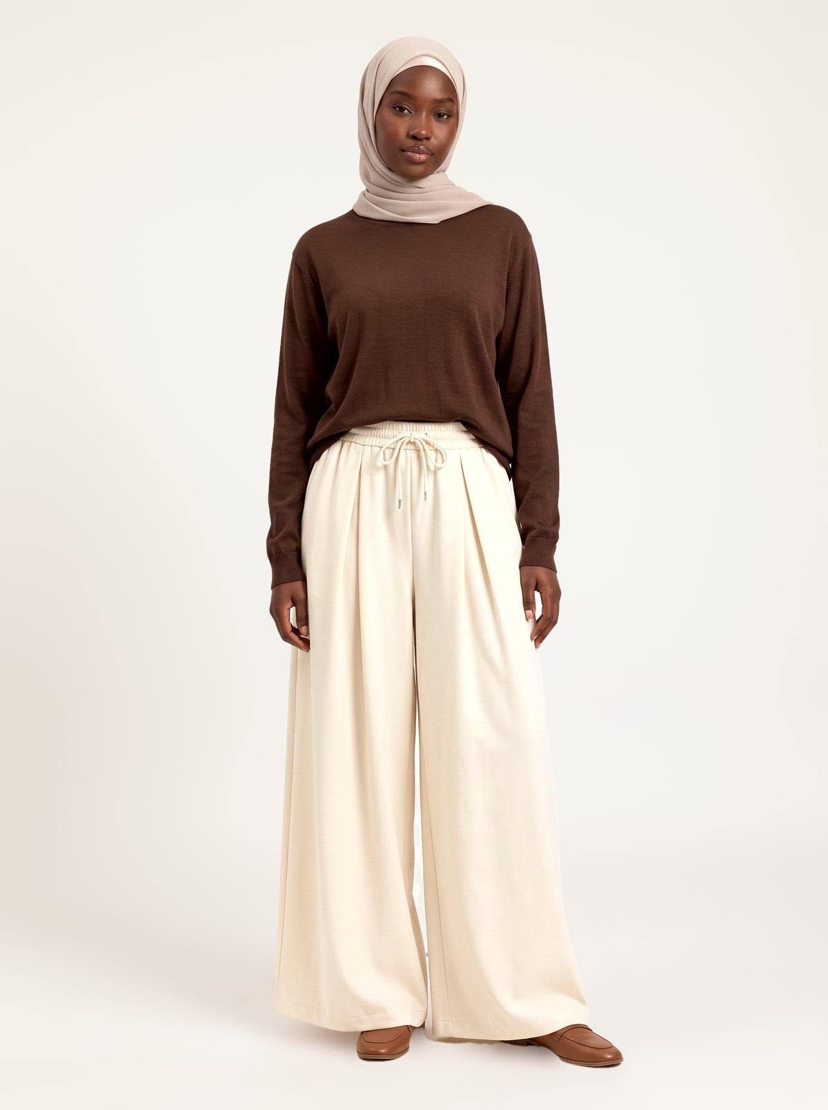 Pantalon large qualité épaisse crème, porté