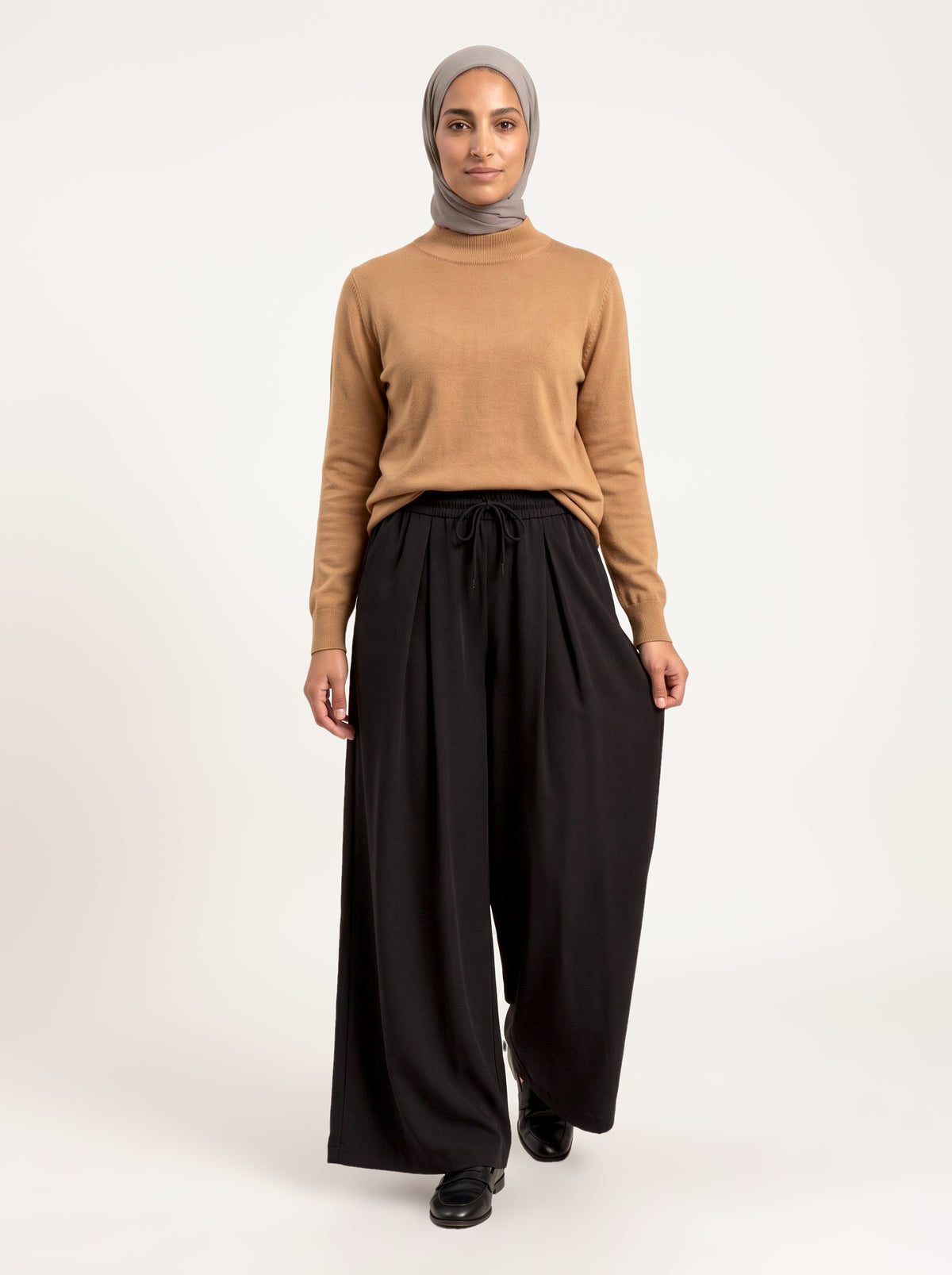 Pantalon large qualité épaisse noir, porté