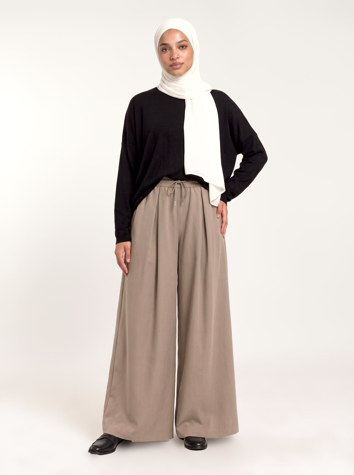 Pantalon large qualité épaisse taupe, porté