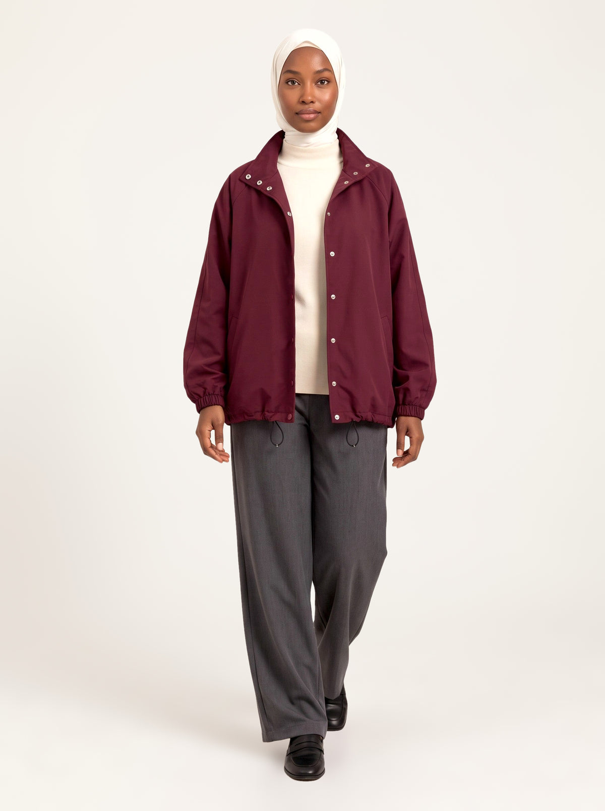 Veste col montant à pressions bordeaux, porté