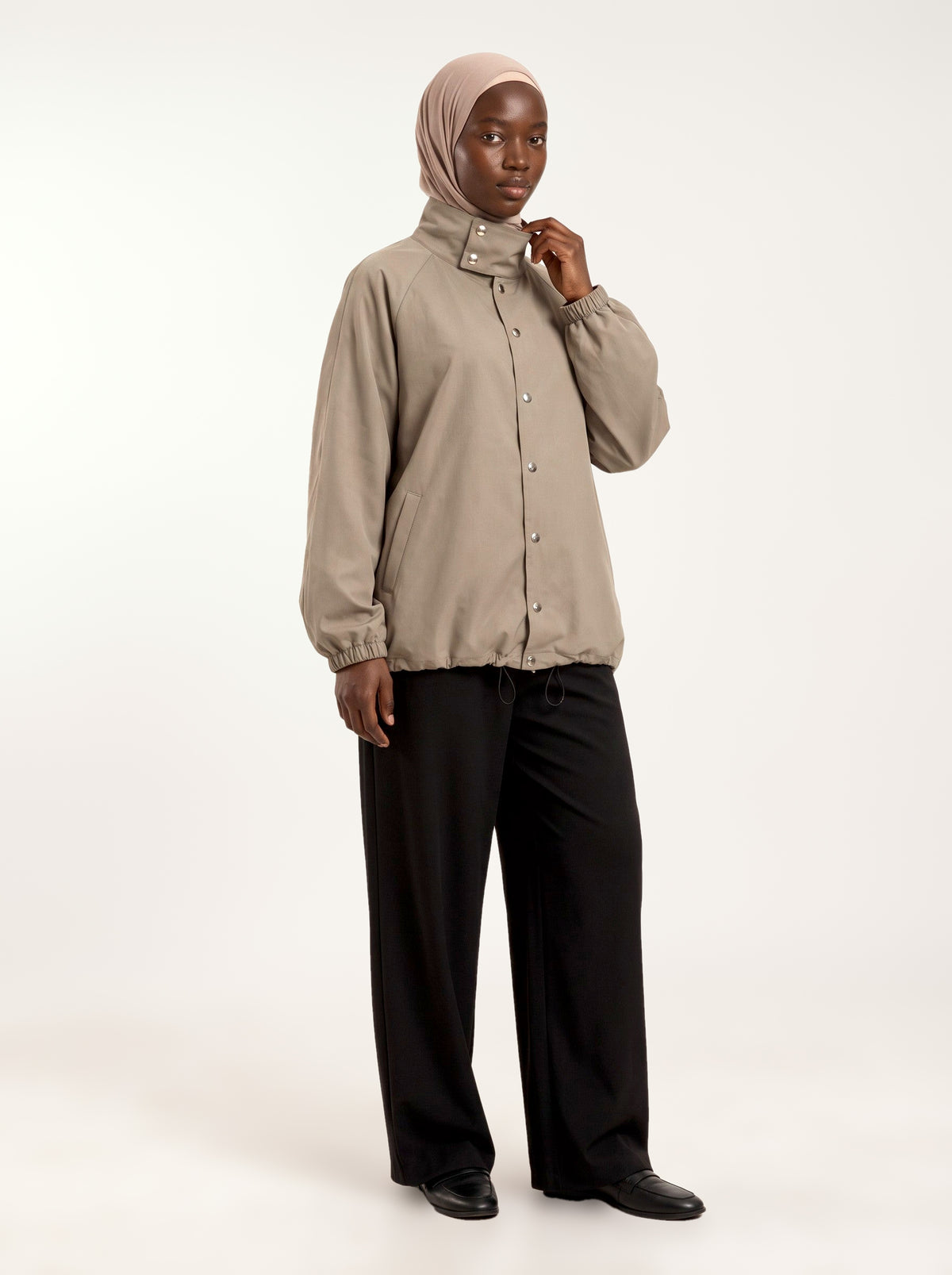 Veste col montant à pressions taupe, porté