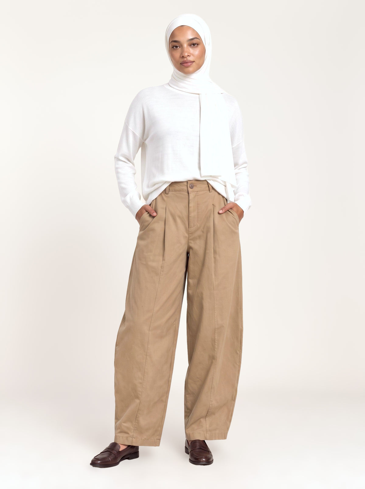 Pantalon ballon à pinces camel, porté