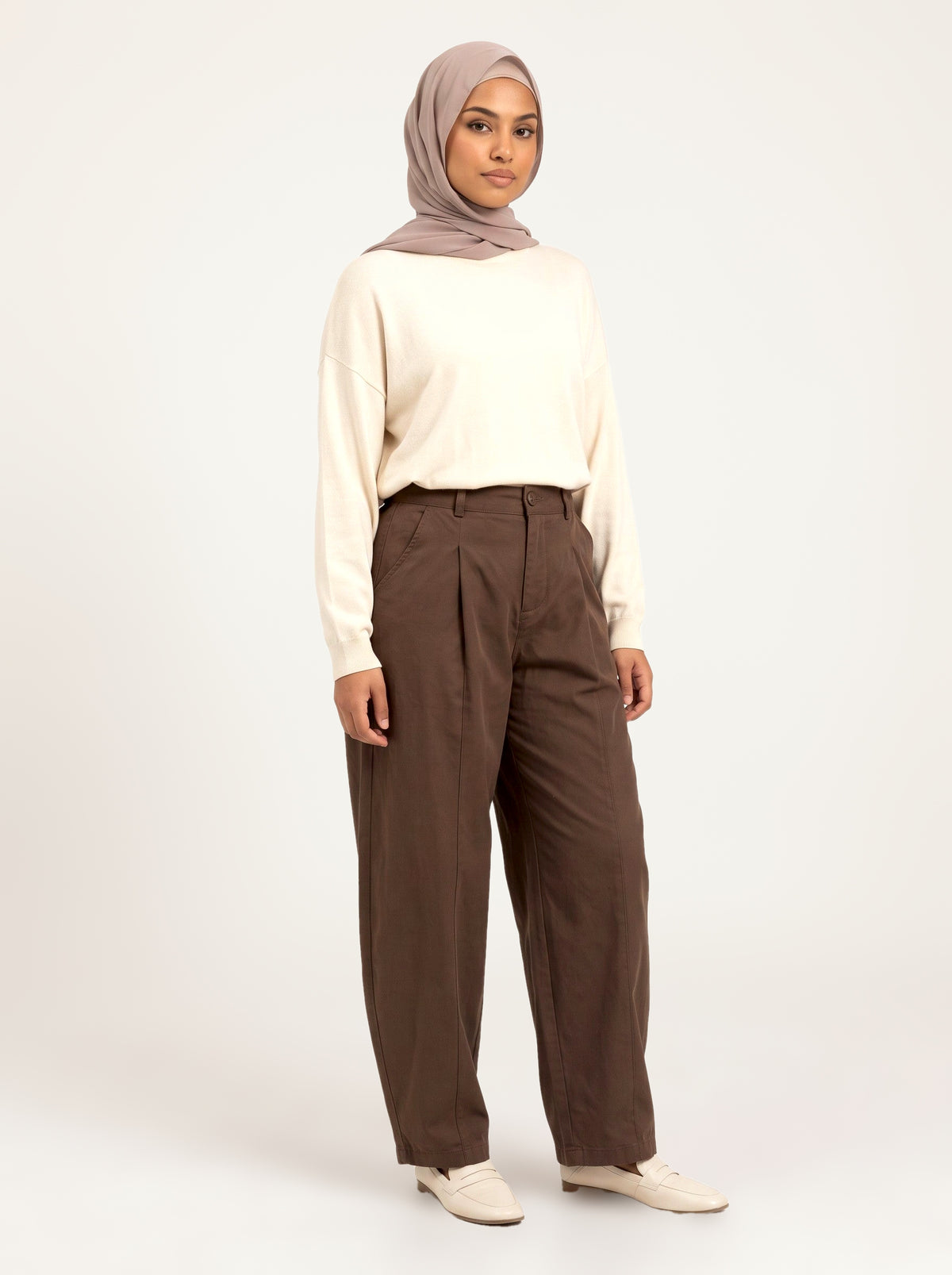 Pantalon ballon à pinces marron chocolat, porté