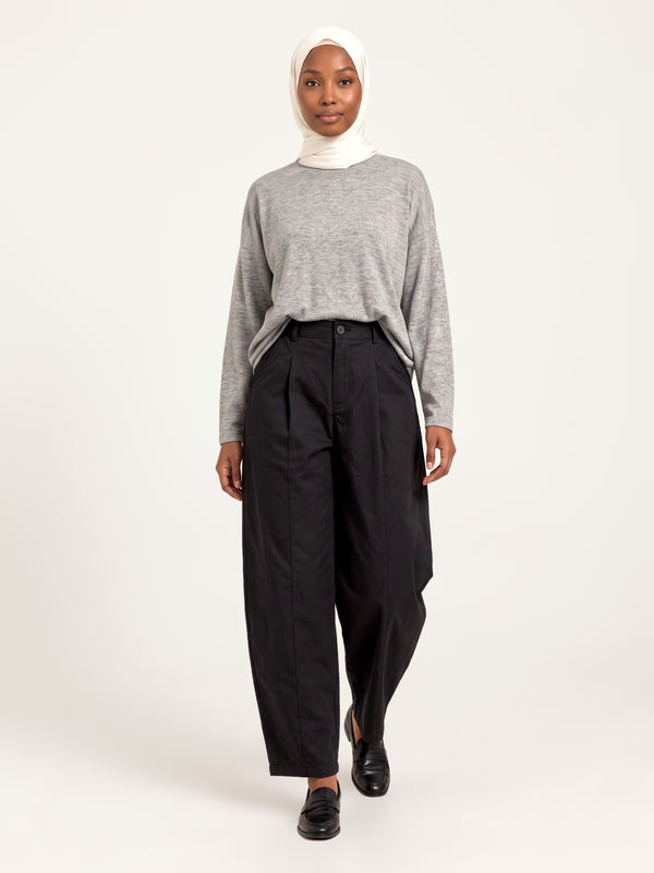 Pantalon ballon à pinces noir, porté