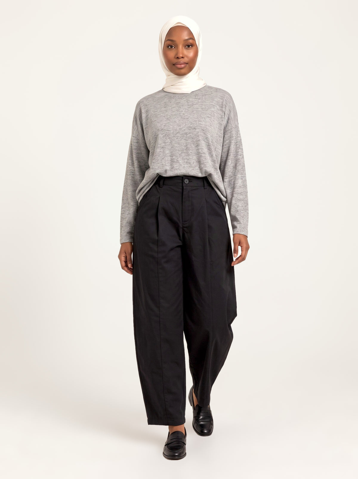 Pantalon ballon à pinces noir, porté