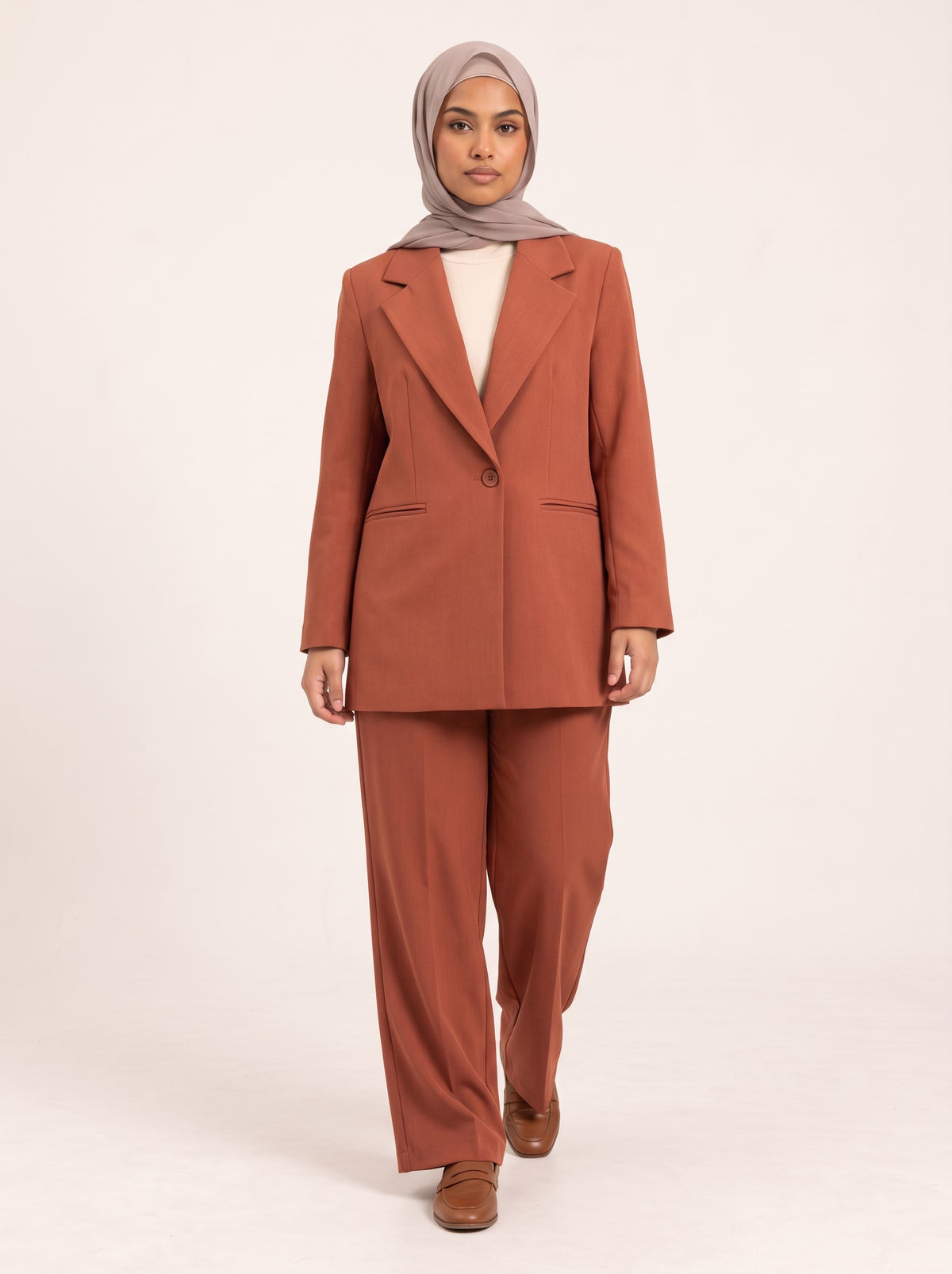 Ensemble tailleur blazer long et pantalon large rouille porté