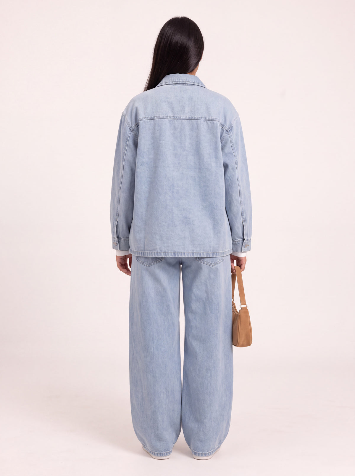 Ensemble en jean veste et pantalon large bleu clair porté de dos