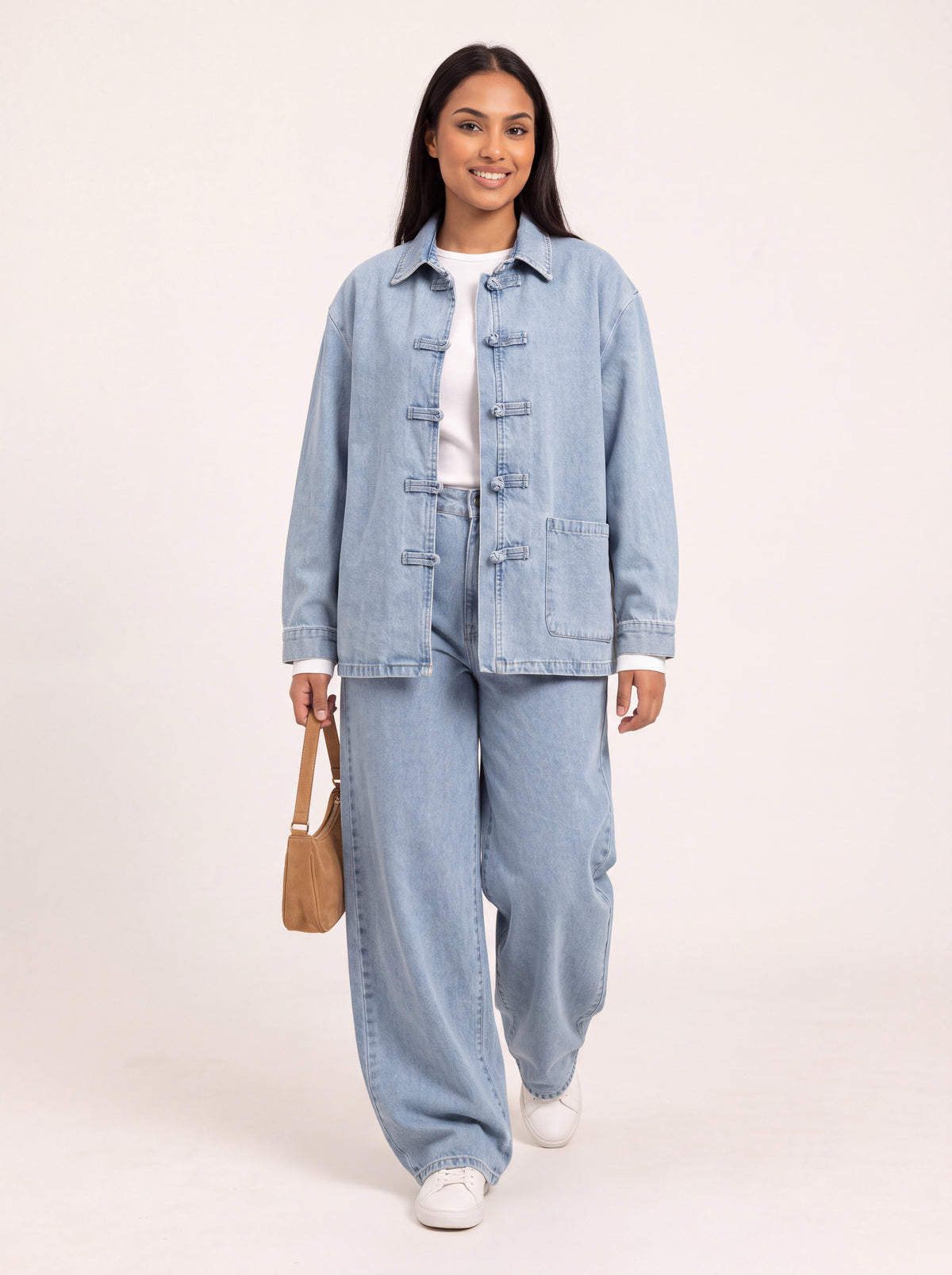 Ensemble en jean veste et pantalon large bleu clair porté de face
