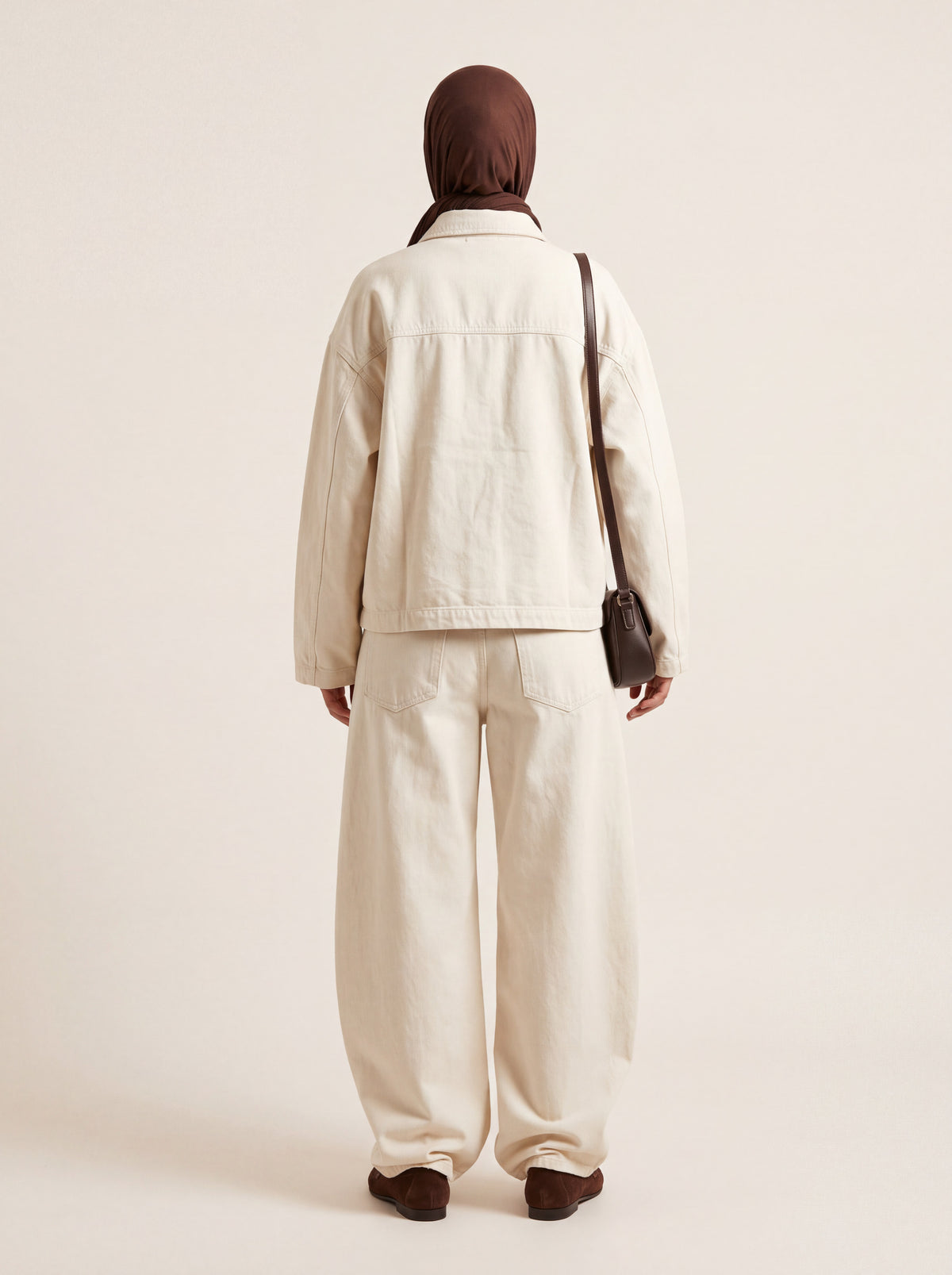 Ensemble en jean veste et pantalon large écru porté de dos