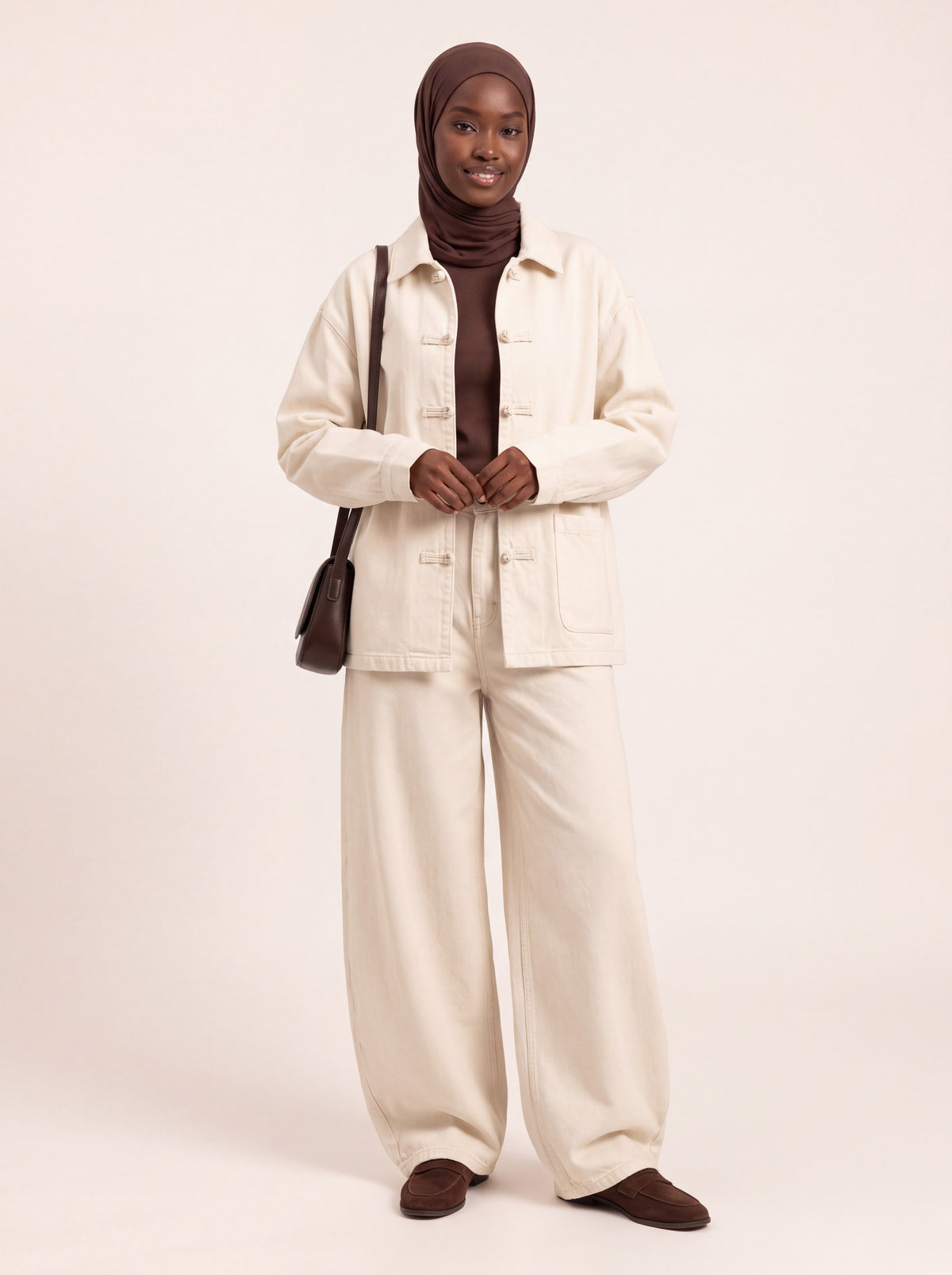 Ensemble en jean veste et pantalon large écru porté de face