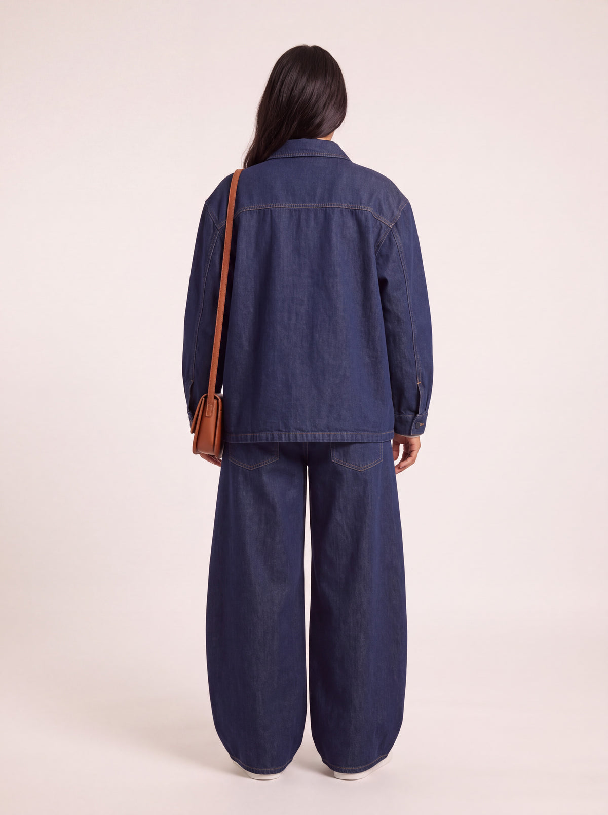 Ensemble en jean veste et pantalon large indigo porté de dos