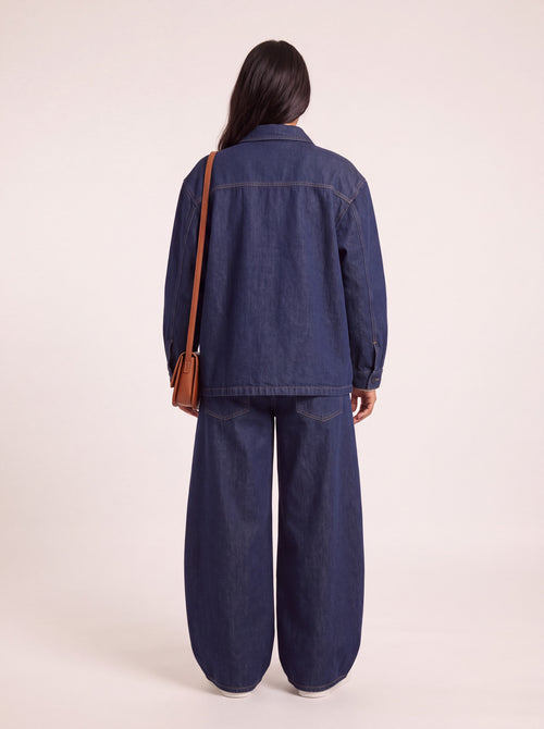 Ensemble en jean veste et pantalon large indigo porté de dos