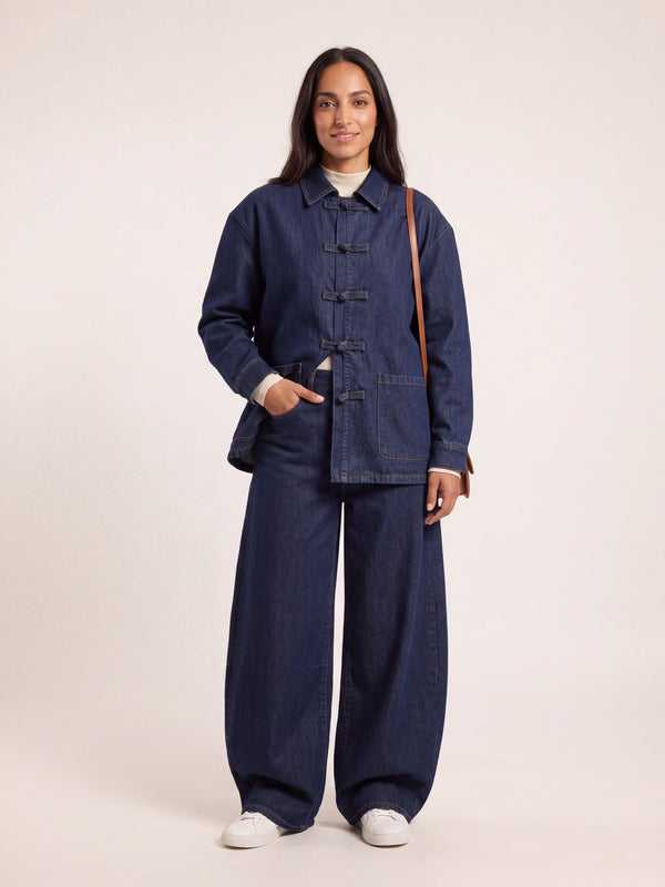 Ensemble en jean veste et pantalon large indigo porté de face