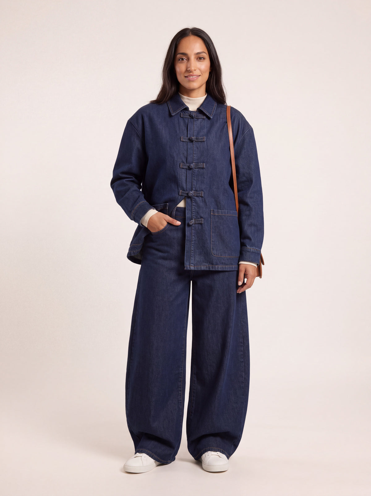 Ensemble en jean veste et pantalon large indigo porté de face
