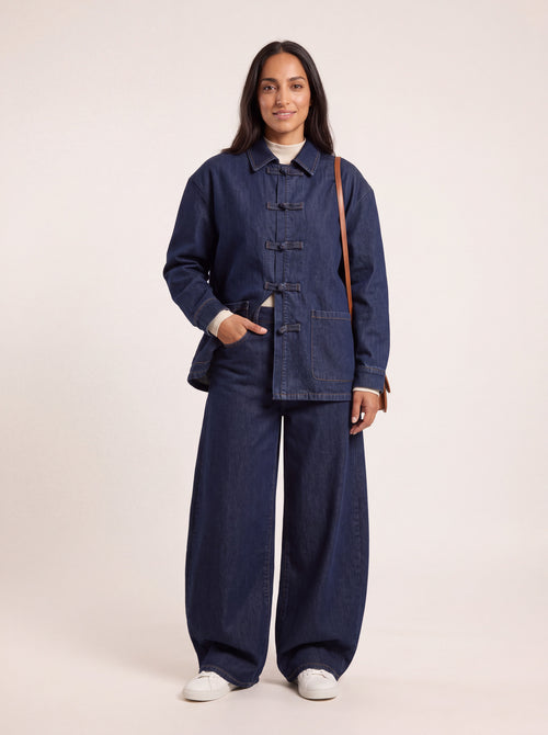 Ensemble en jean veste et pantalon large indigo porté de face