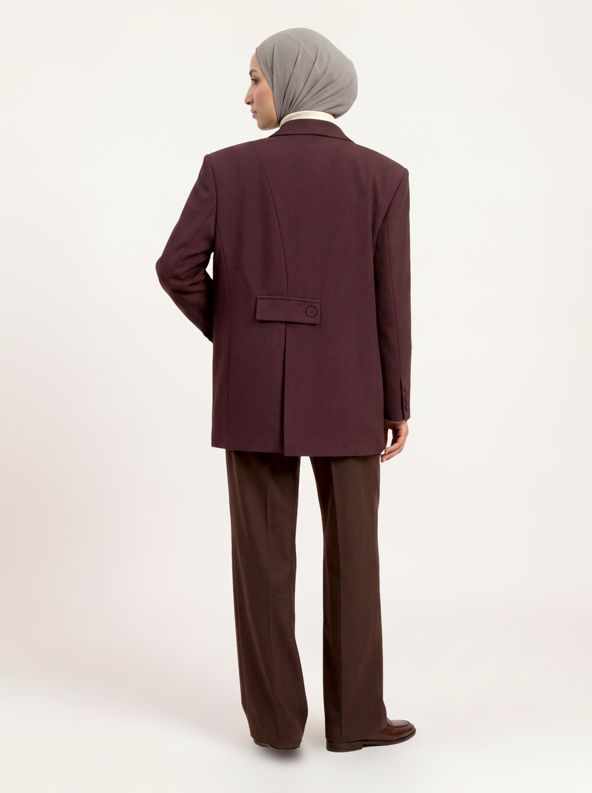 Blazer croisé oversize bordeaux porté de dos
