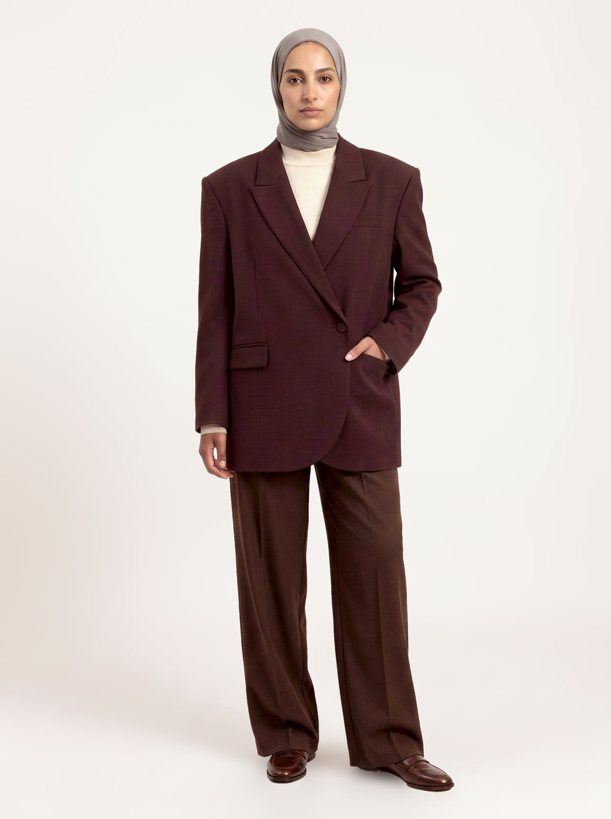 Blazer croisé oversize bordeaux porté de face