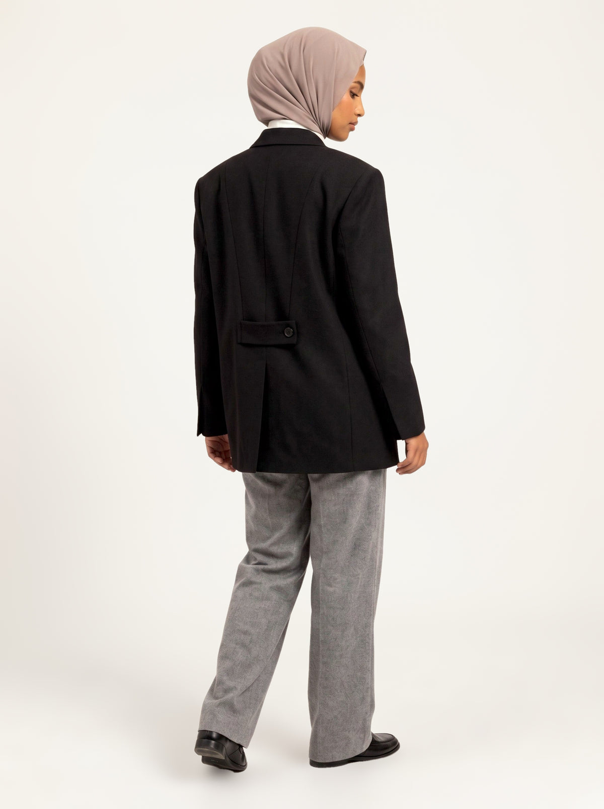 Blazer croisé oversize noir porté de dos