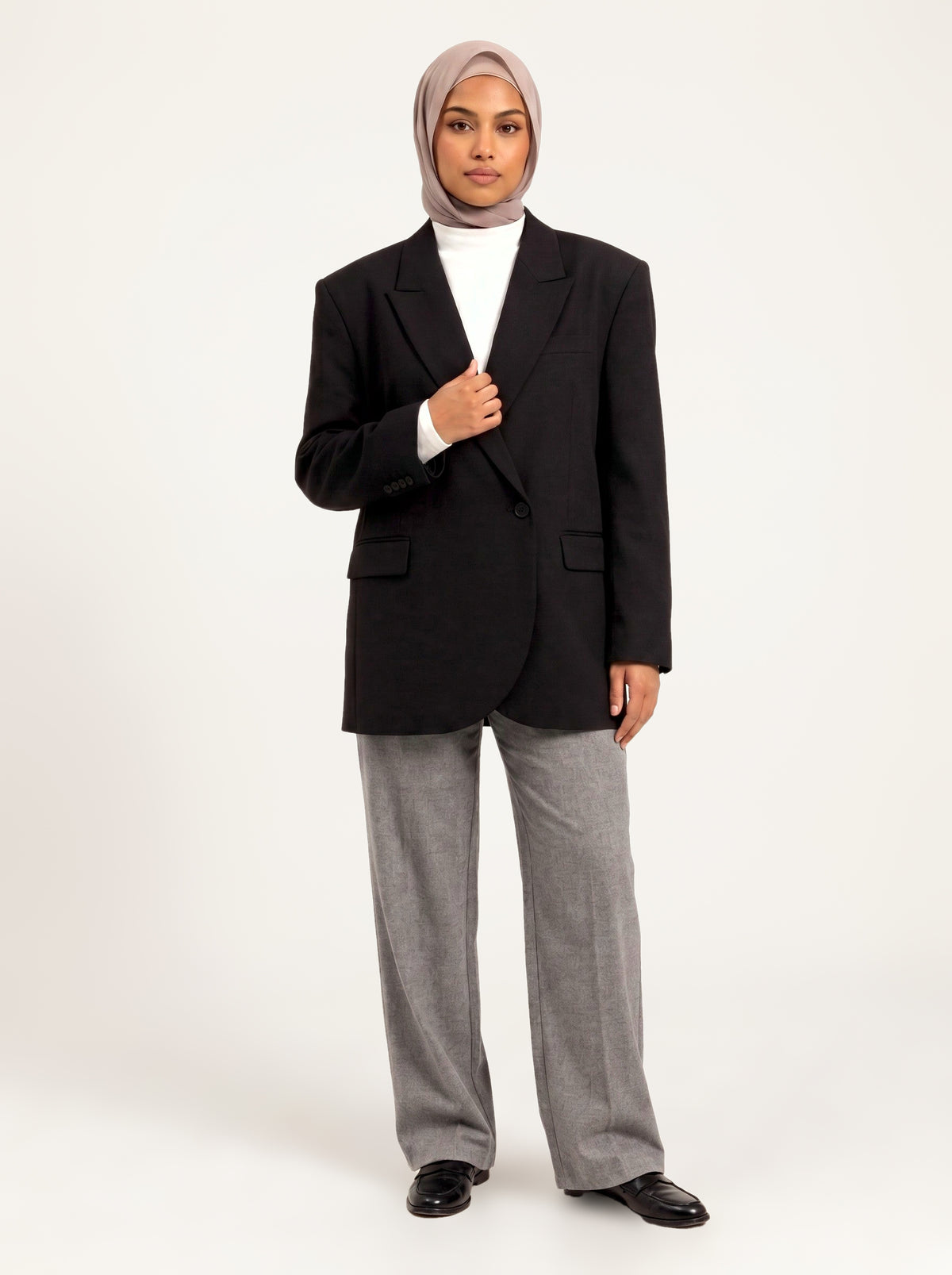 Blazer croisé oversize noir porté de face
