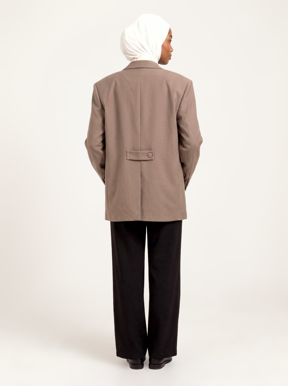 Blazer croisé oversize taupe porté de dos