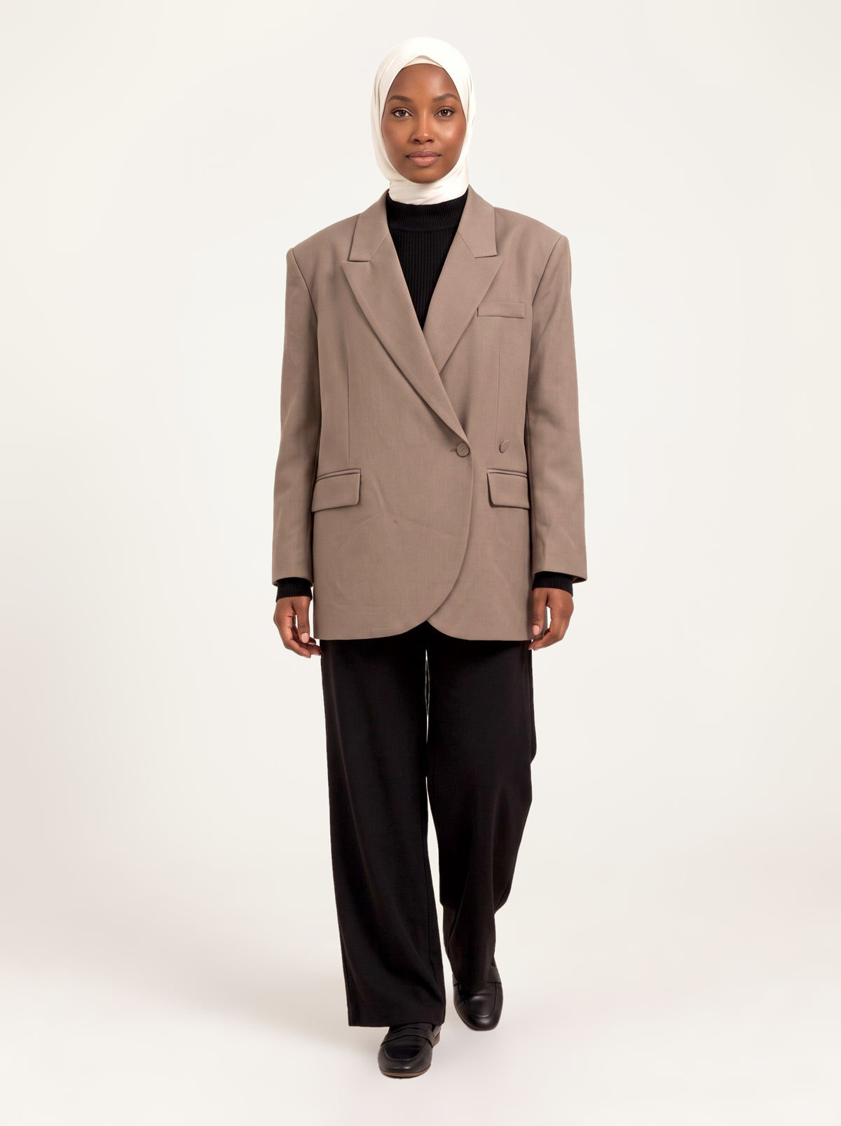 Blazer croisé oversize taupe porté de face