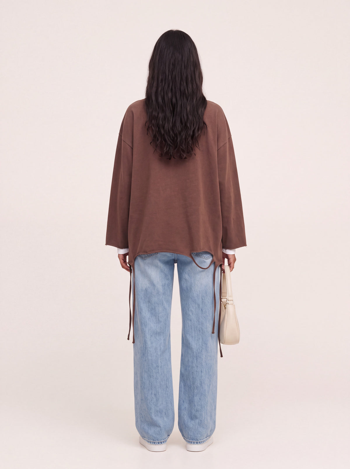 Haut oversize bords bruts à liens chocolat porté de dos