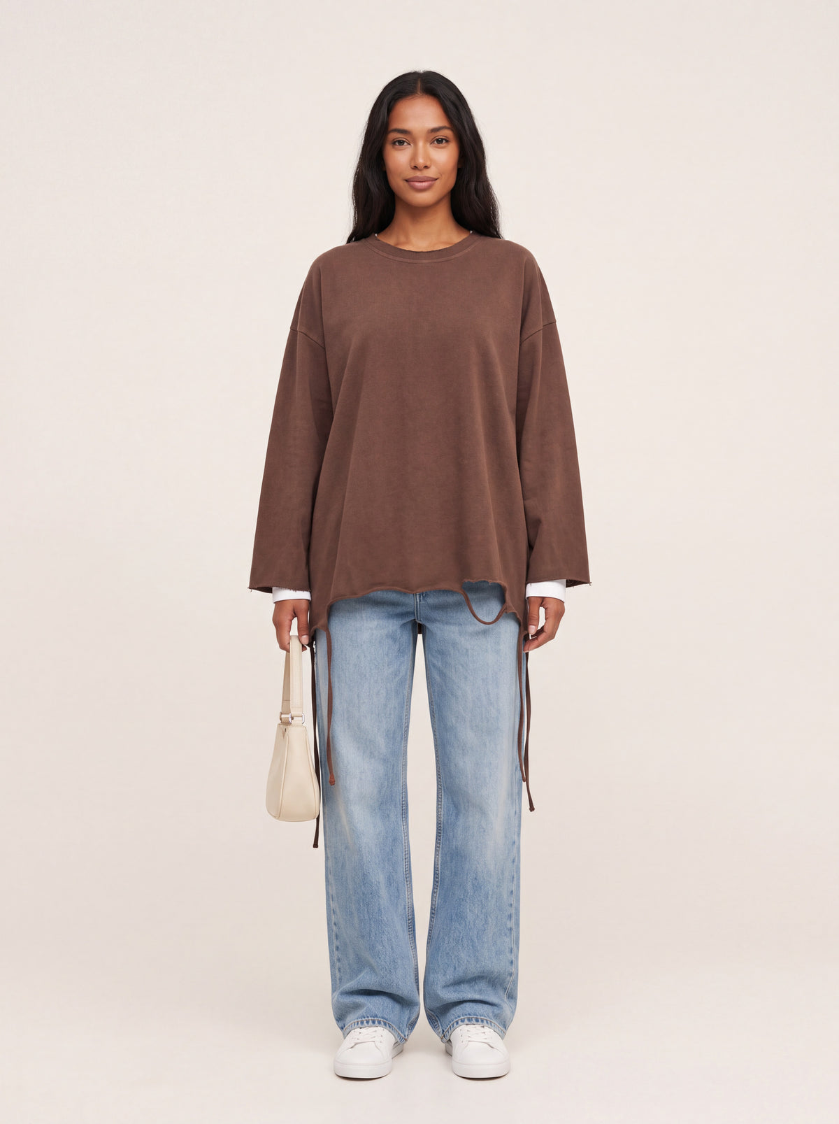 Haut oversize bords bruts à liens chocolat porté de face