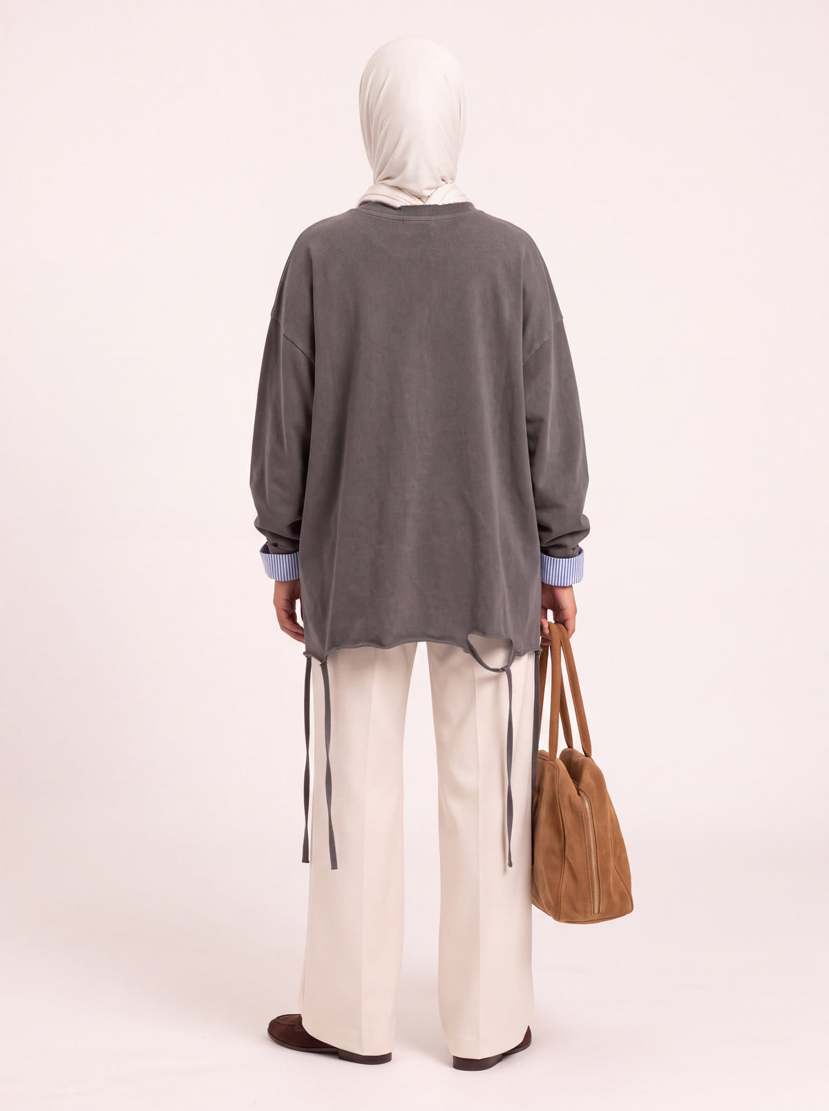 Haut oversize bords bruts à liens gris anthracite porté de dos
