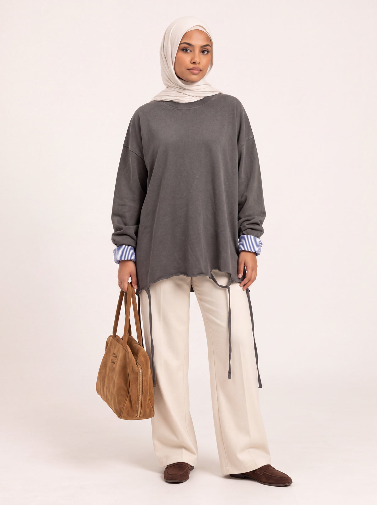 Haut oversize bords bruts à liens gris anthracite porté de face