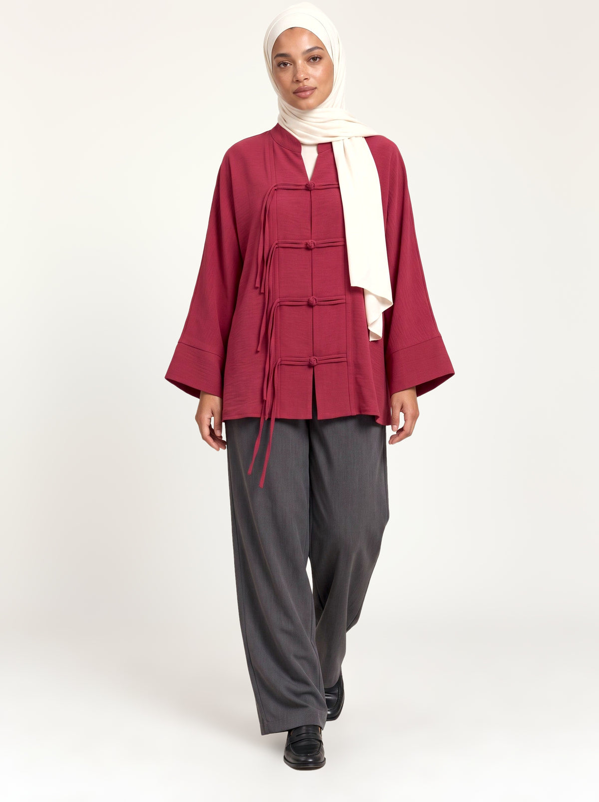 Veste col mao à brandebourgs framboise, porté