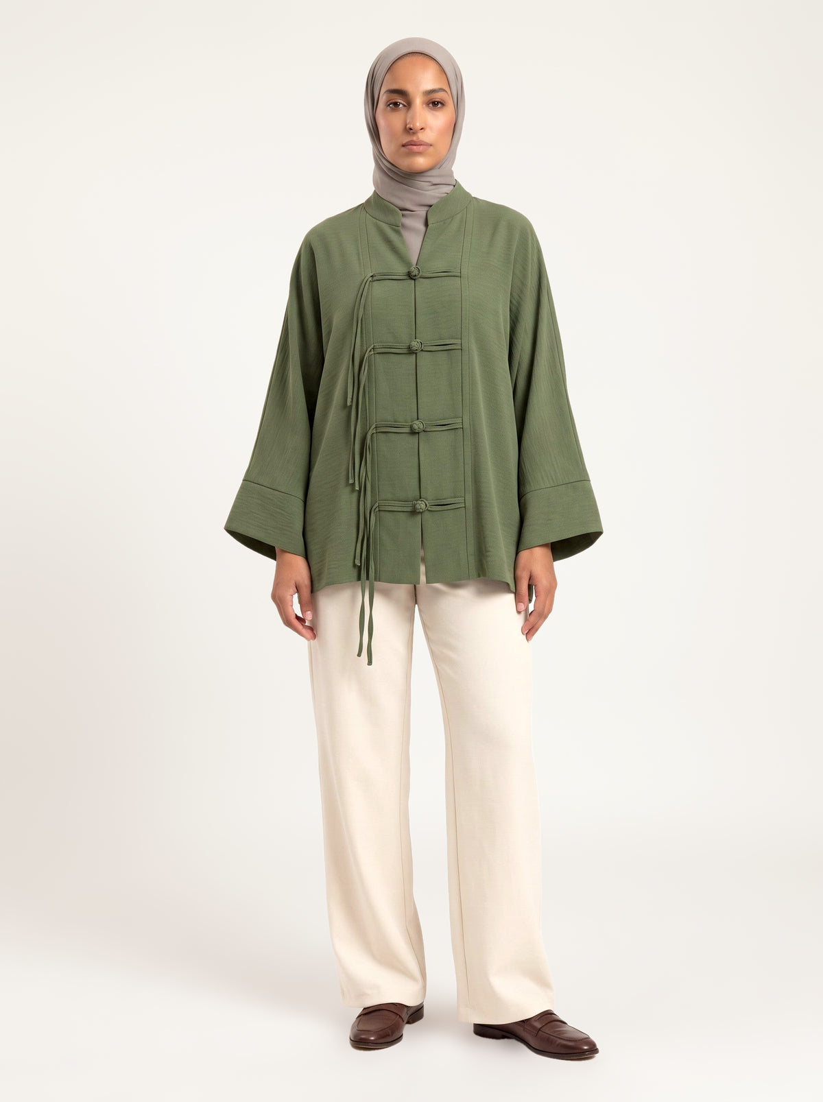 Veste col mao à brandebourgs vert kaki, porté