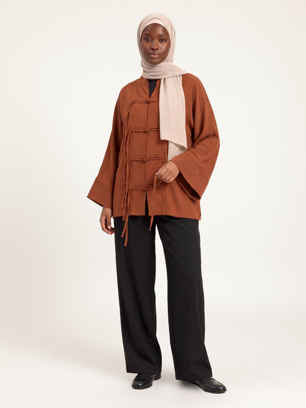 Veste col mao à brandebourgs rouille, porté