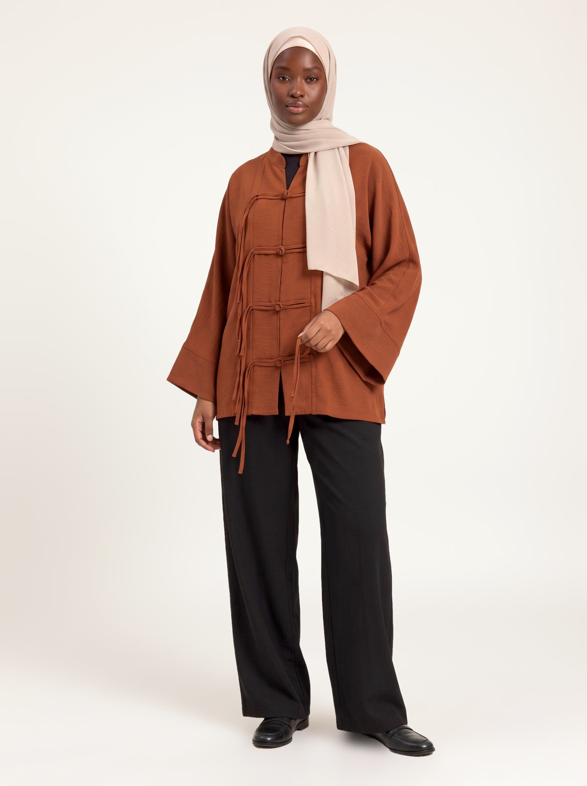 Veste col mao à brandebourgs rouille, porté