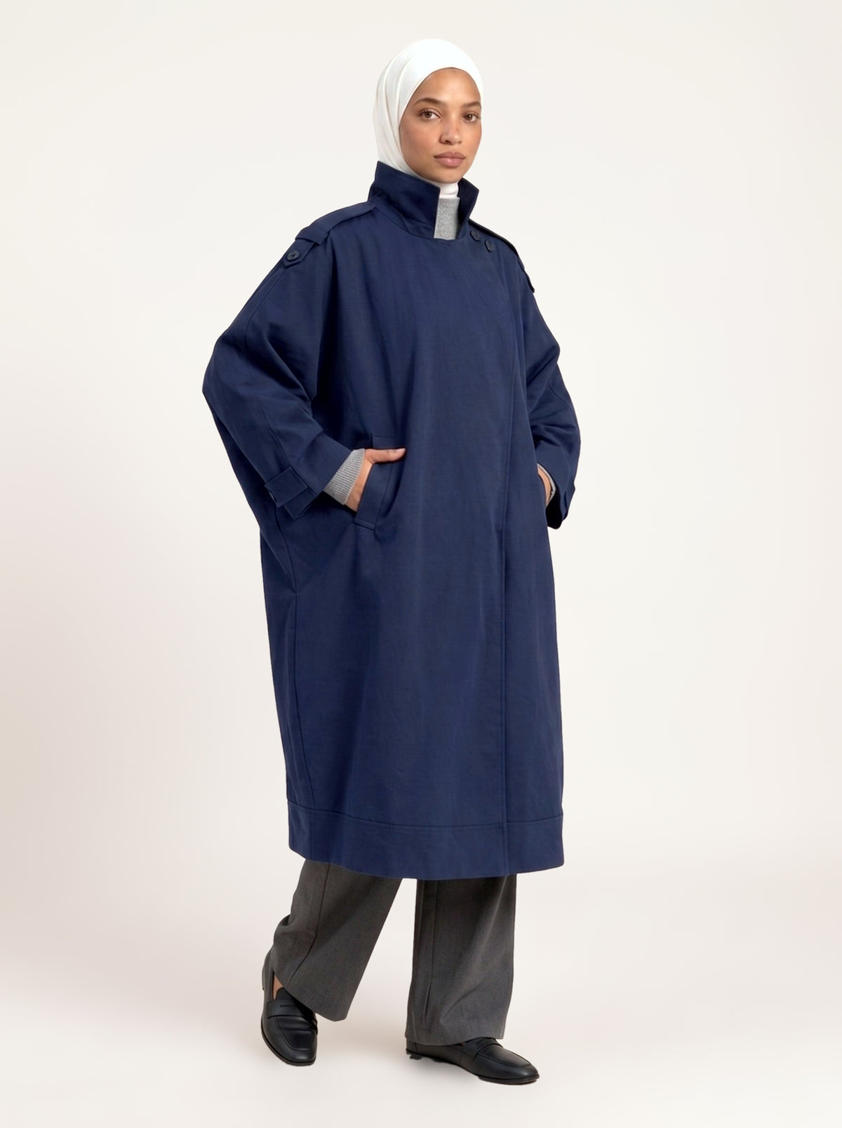 Trench cape oversize bleu marine porté fermé