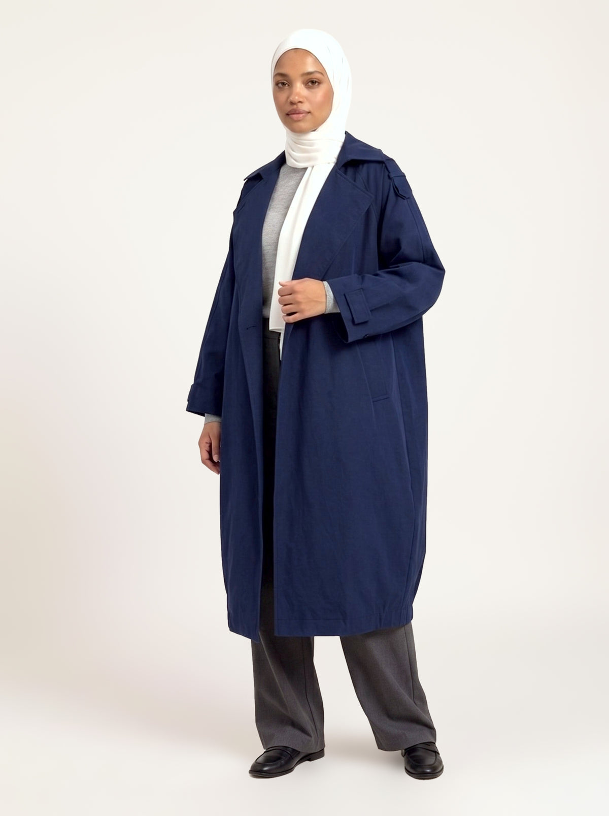 Trench cape oversize bleu marine porté ouvert