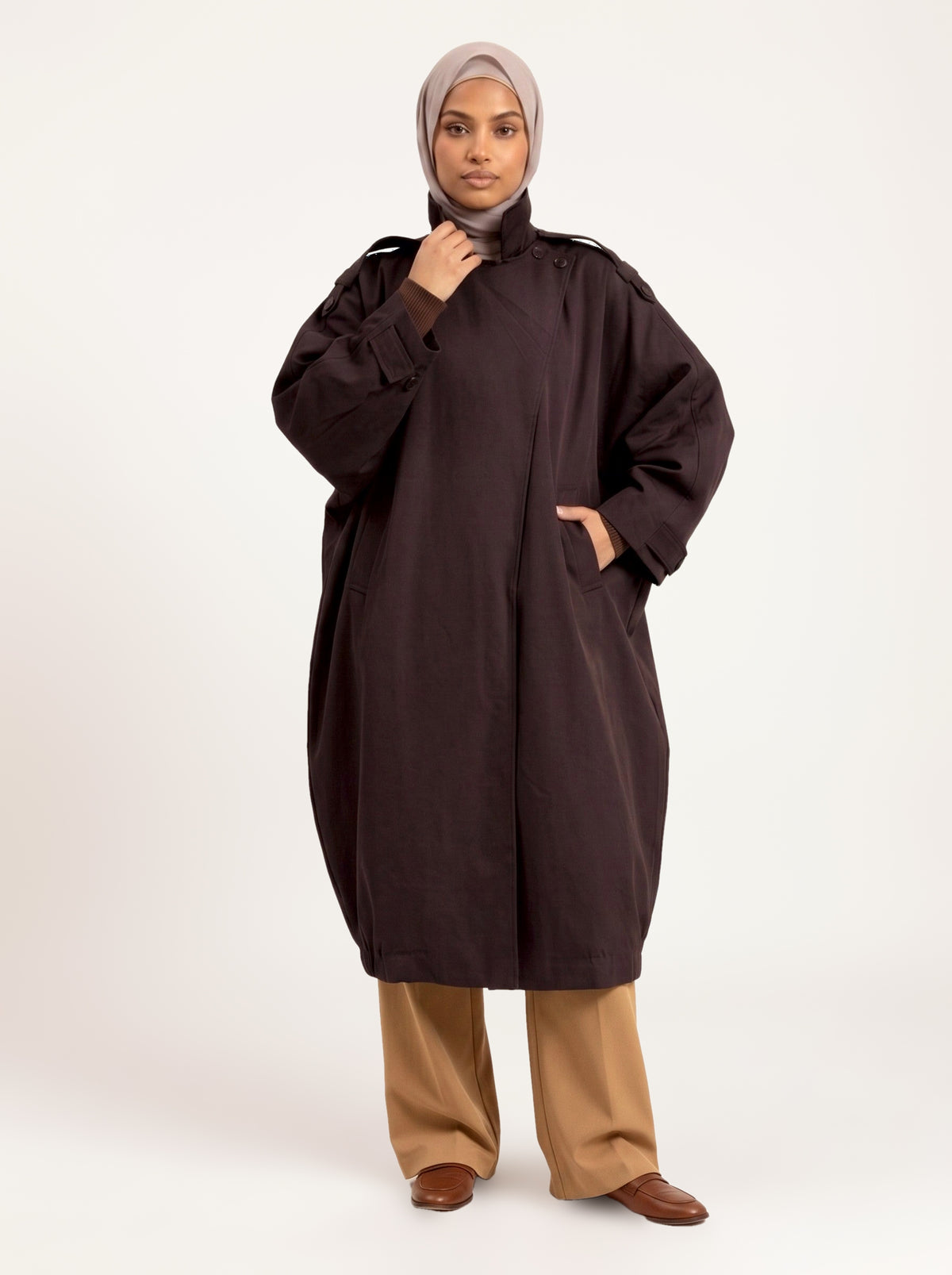 Trench cape oversize bordeaux porté fermé
