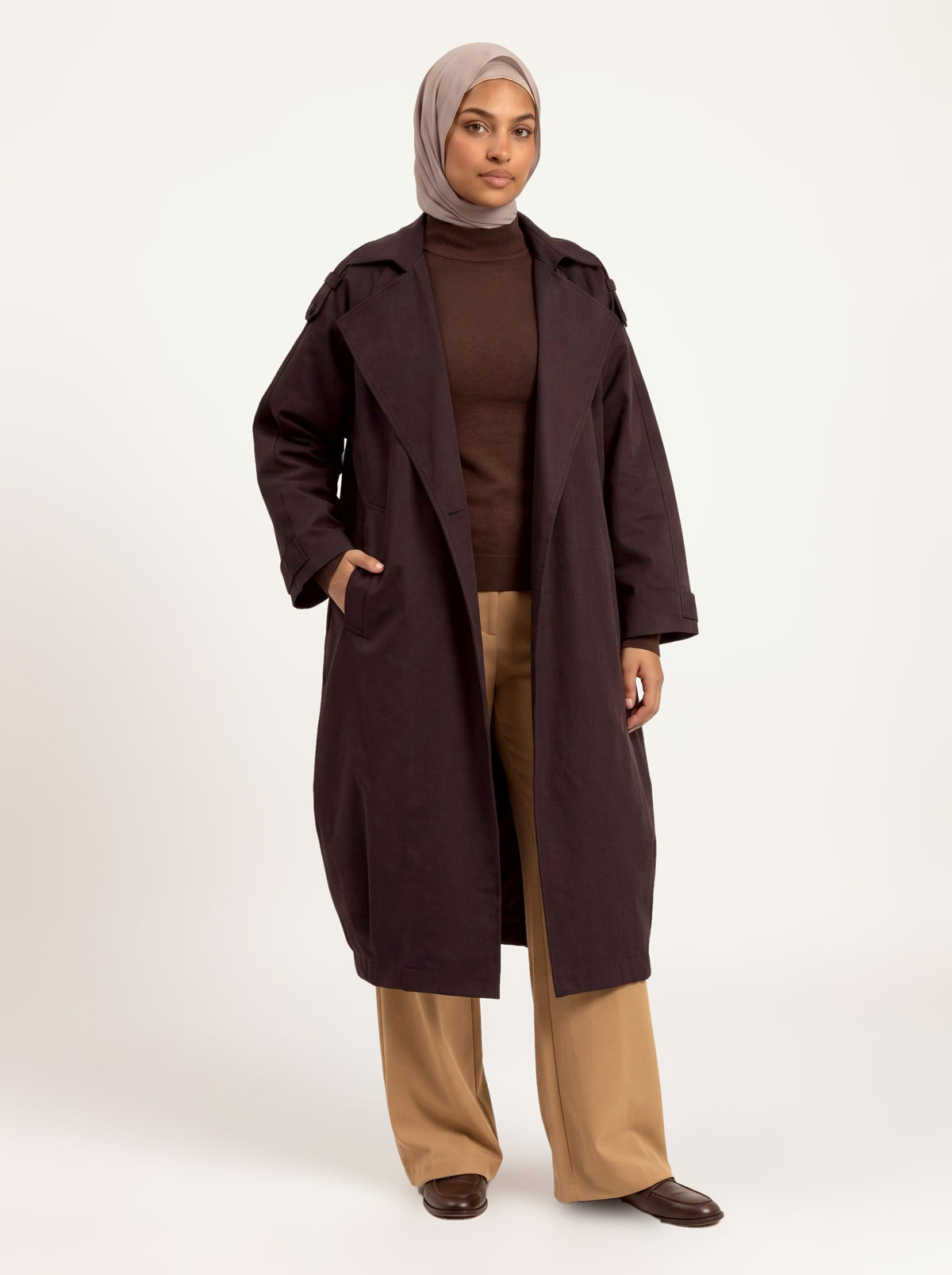 Trench cape oversize bordeaux porté ouvert