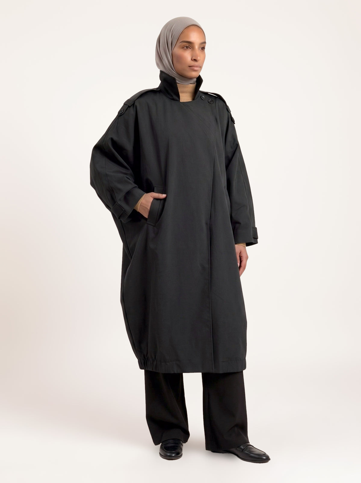 Trench cape oversize noir porté fermé