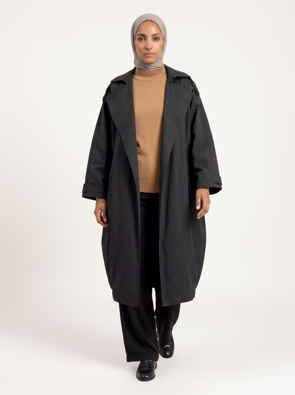 Trench cape oversize noir porté ouvert