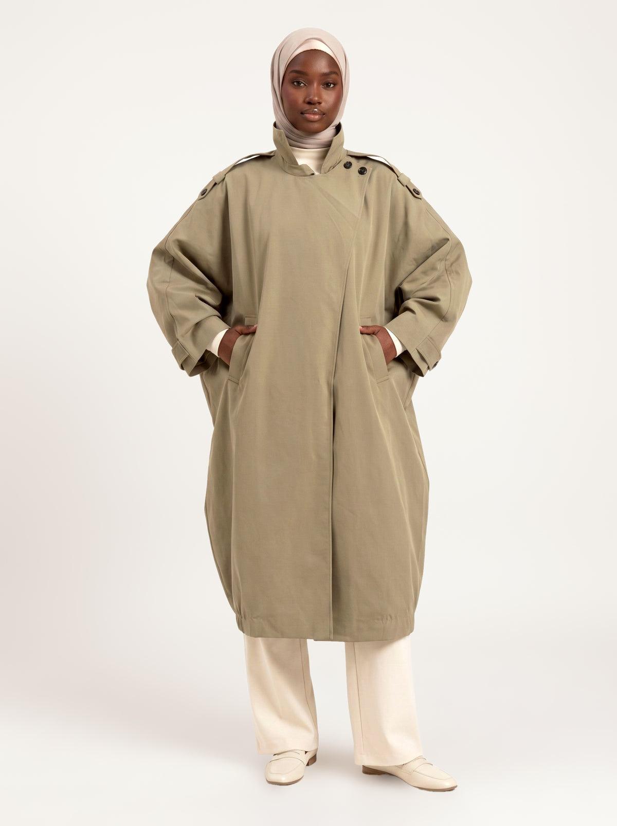 Trench cape oversize vert sauge porté fermé
