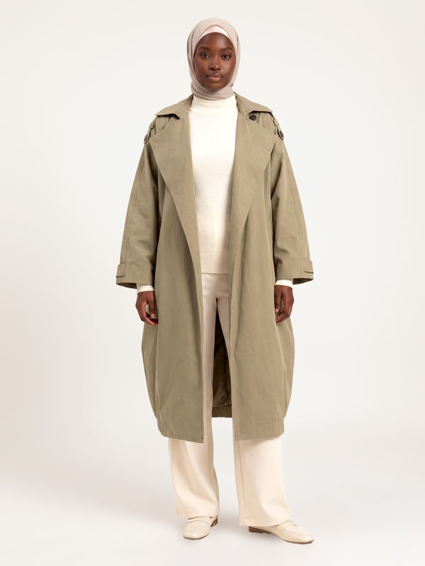 Trench cape oversize vert sauge porté ouvert
