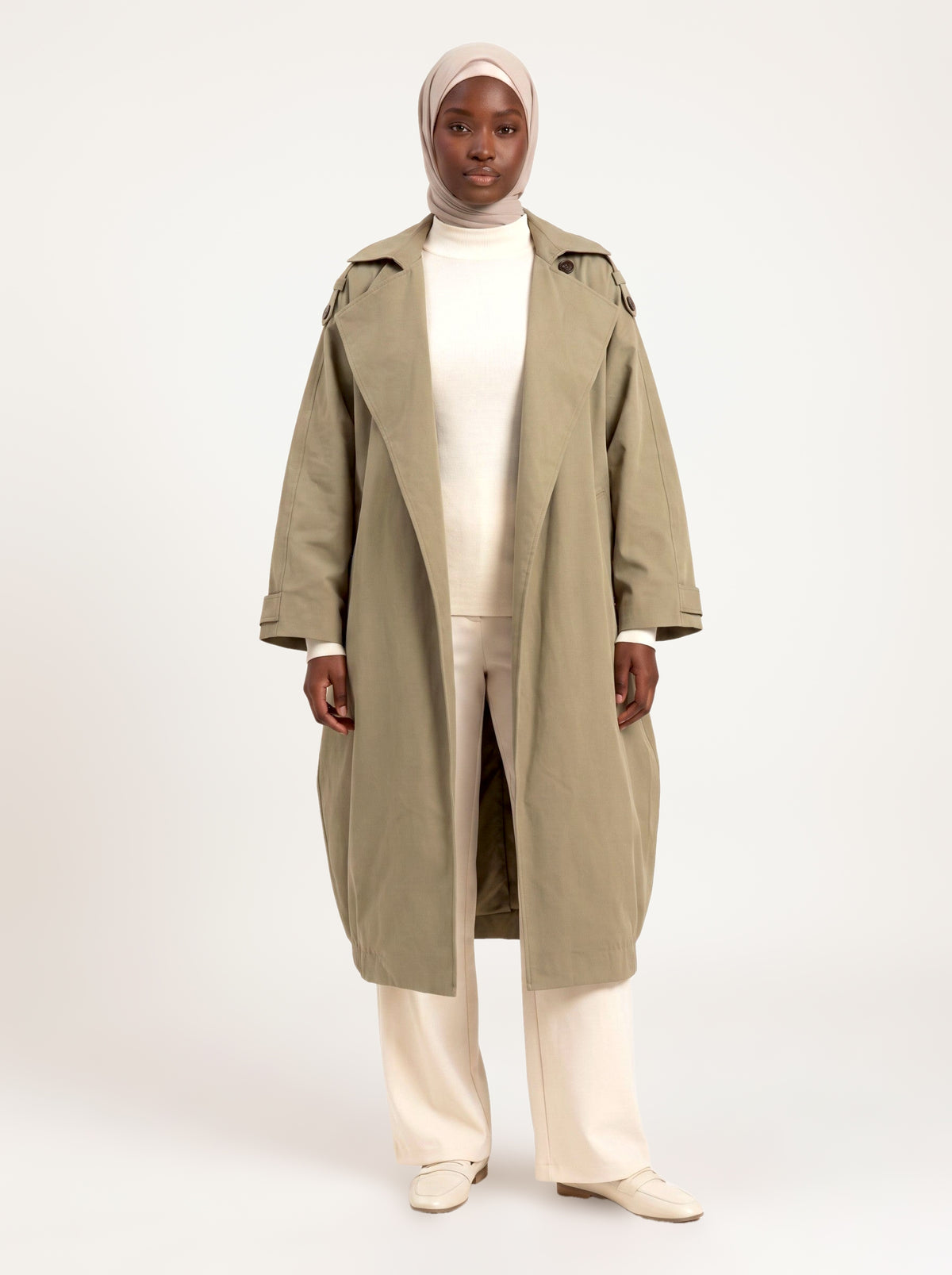 Trench cape oversize vert sauge porté ouvert