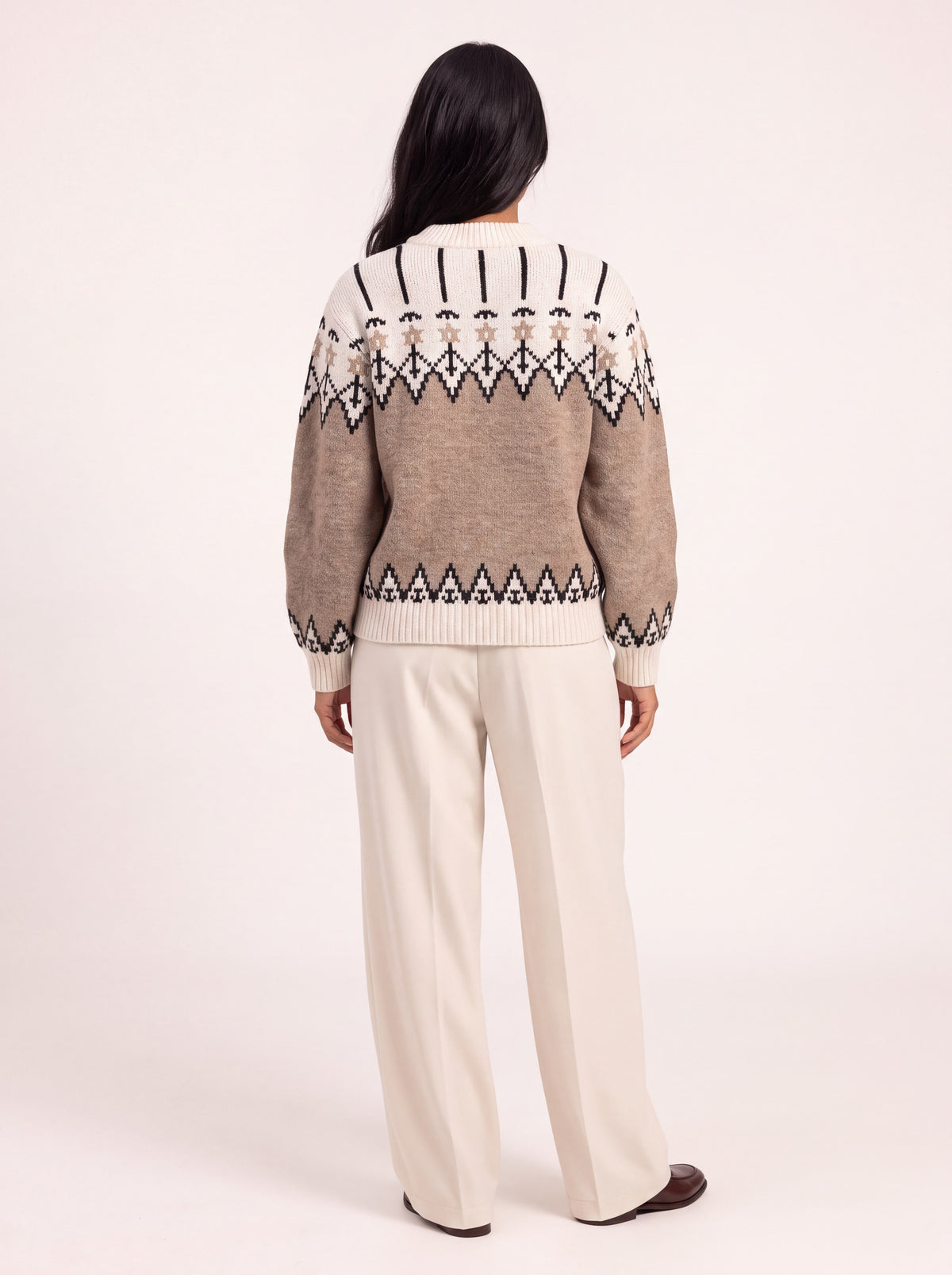Pull jacquard col rond taupe porté de dos