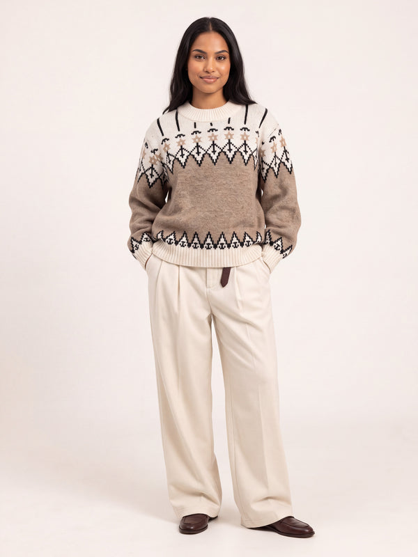 Pull jacquard col rond taupe porté de face
