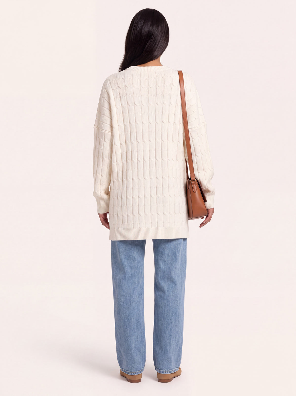 Pull long torsadé oversize écru porté de dos