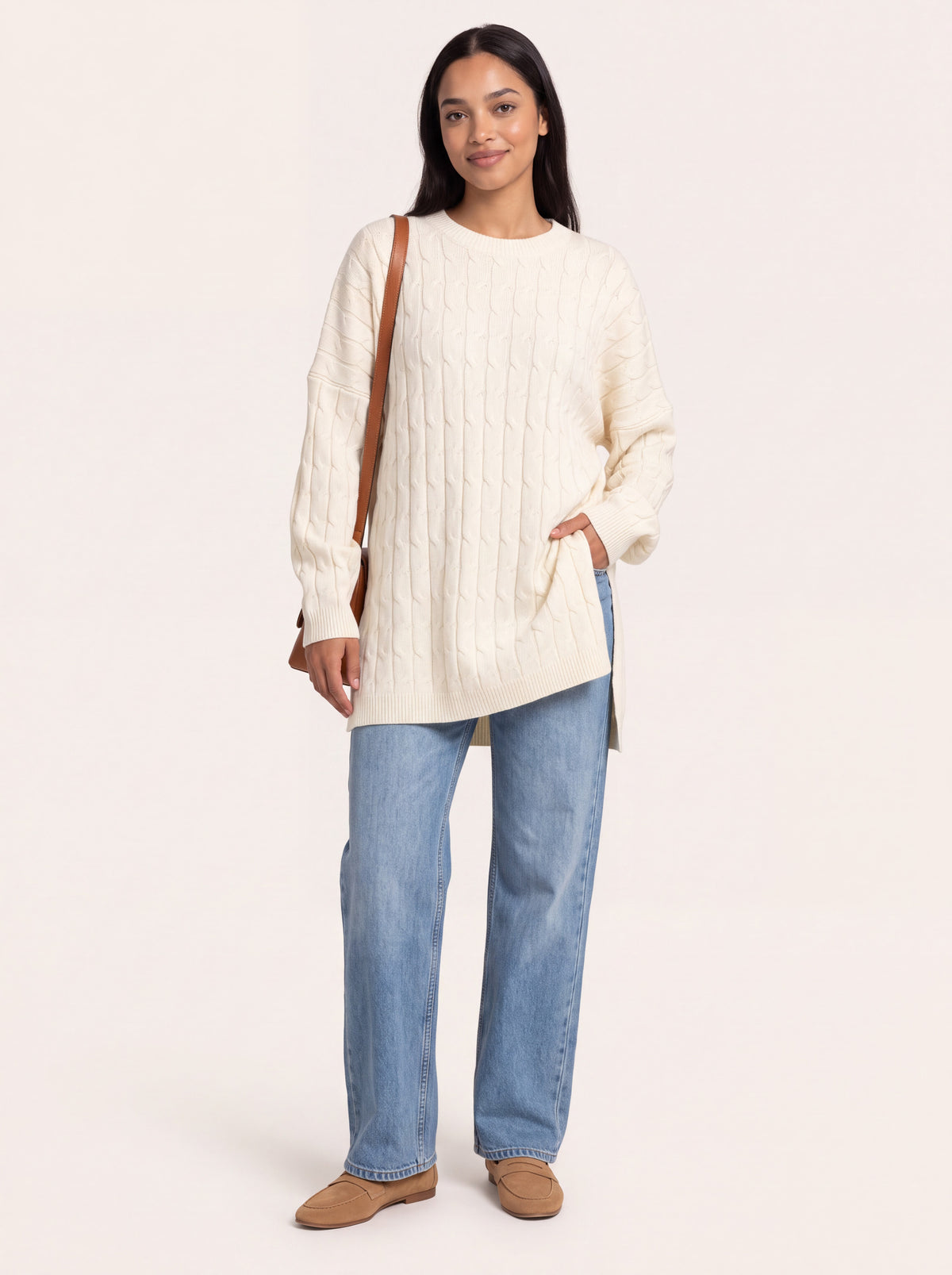 Pull long torsadé oversize écru porté de face
