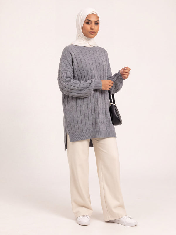 Pull long torsadé oversize gris porté de face